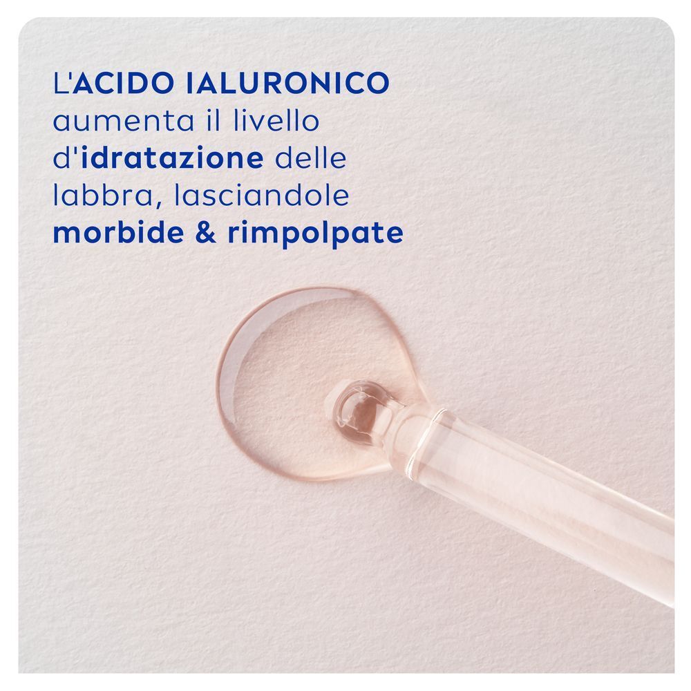 Goccia di acido ialuronico su sfondo bianco, per labbra morbide e rimpolpate.