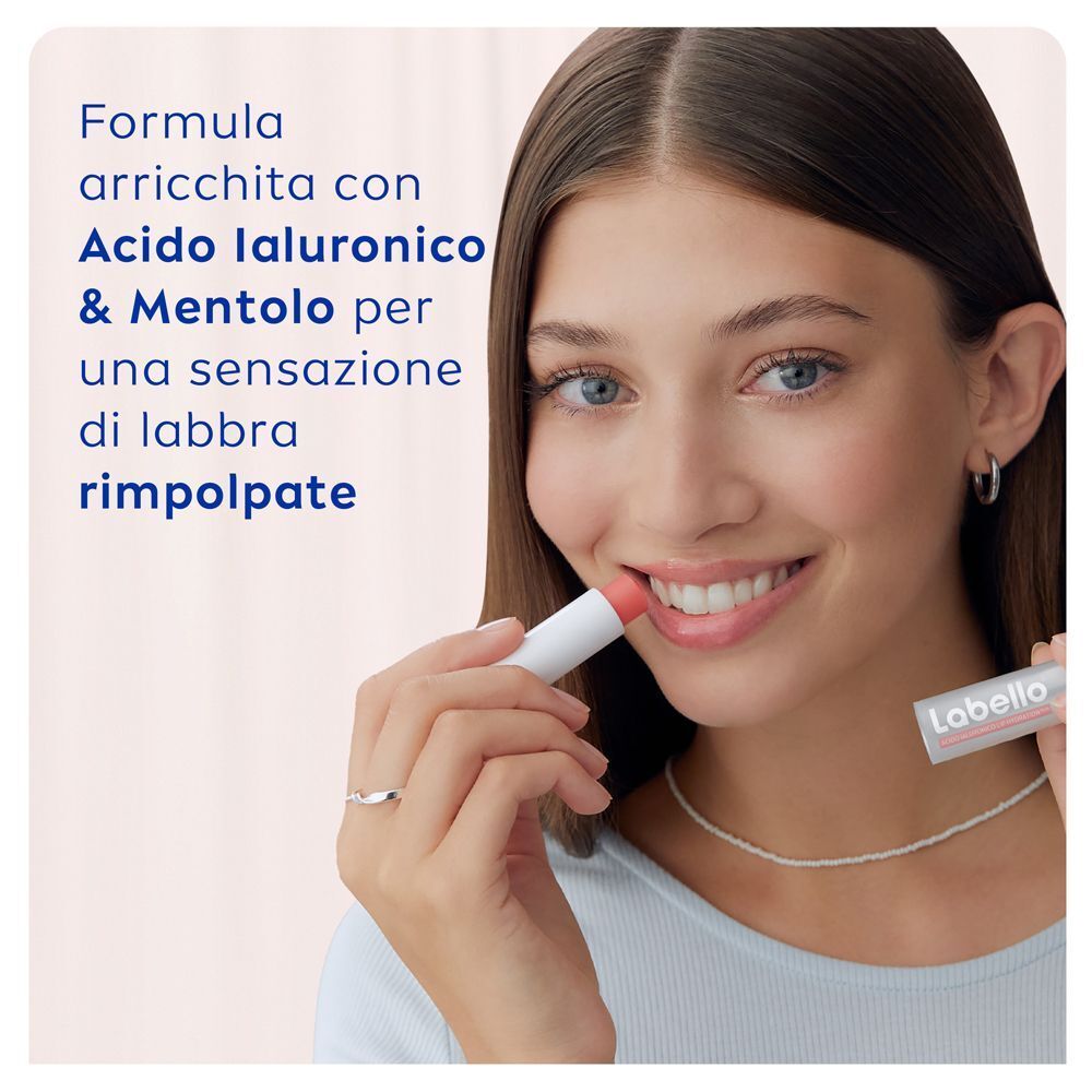 Donna che applica il balsamo labbra Labello Acido Ialuronico.