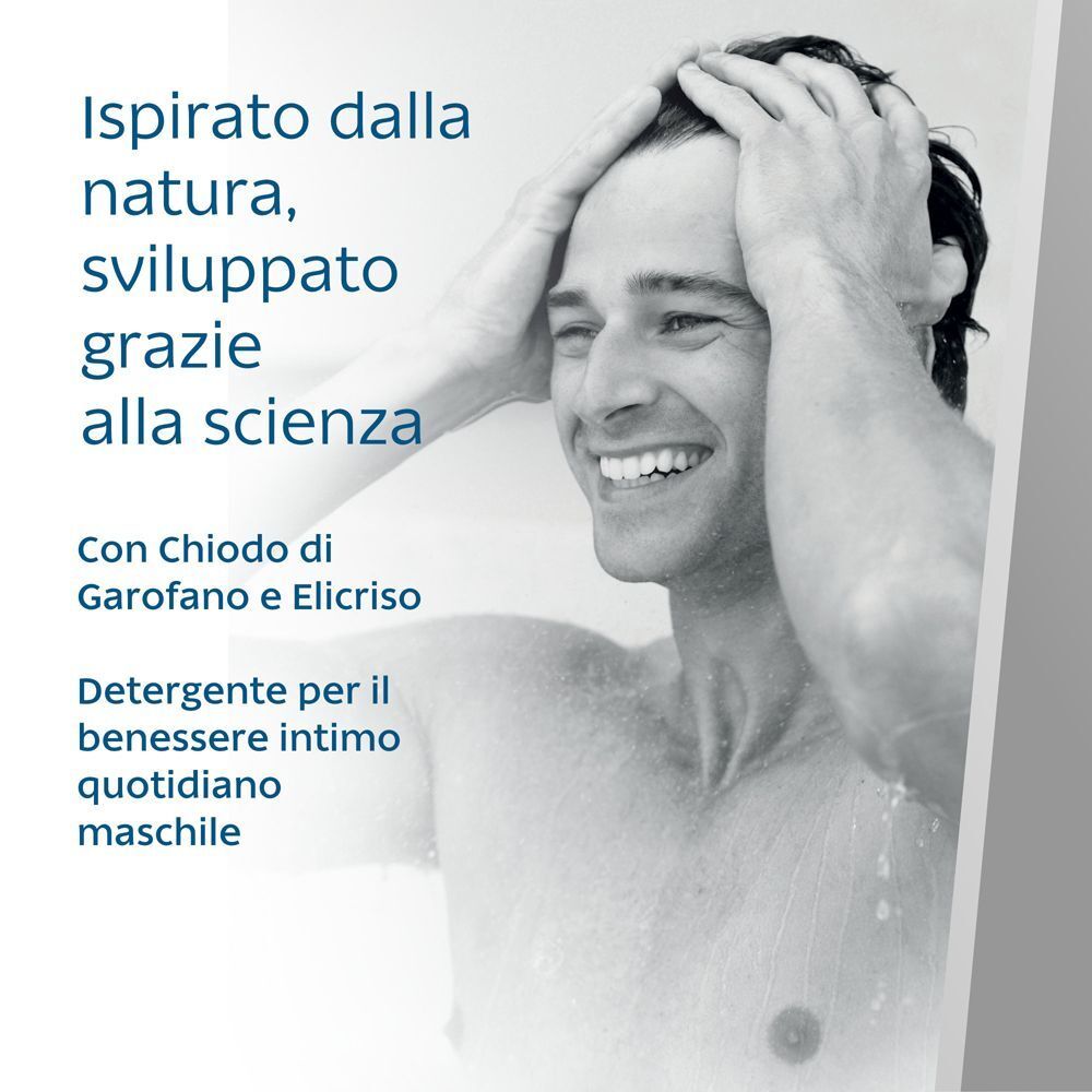 Uomo sotto la doccia, accanto a lui un flacone di detergente Saugella Uomo.