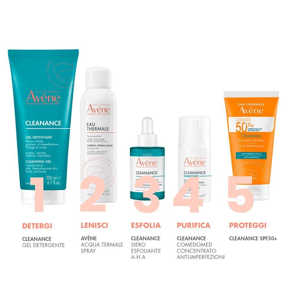 Cinque prodotti Eau Thermale Avène Cleanance: gel detergente, acqua termale, siero A.H.A., concentrato, protezione solare.