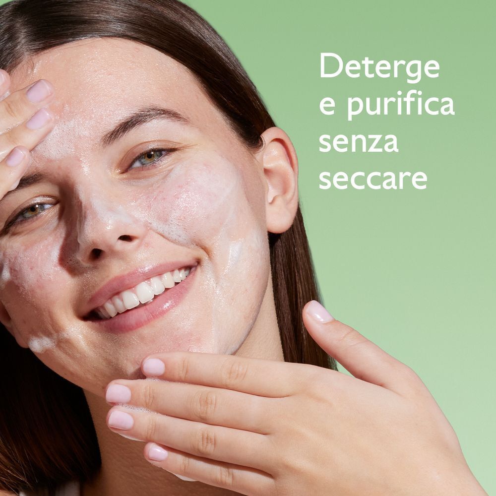 Donna deterge il viso con Caudalie Vinopure Gel Detergente.