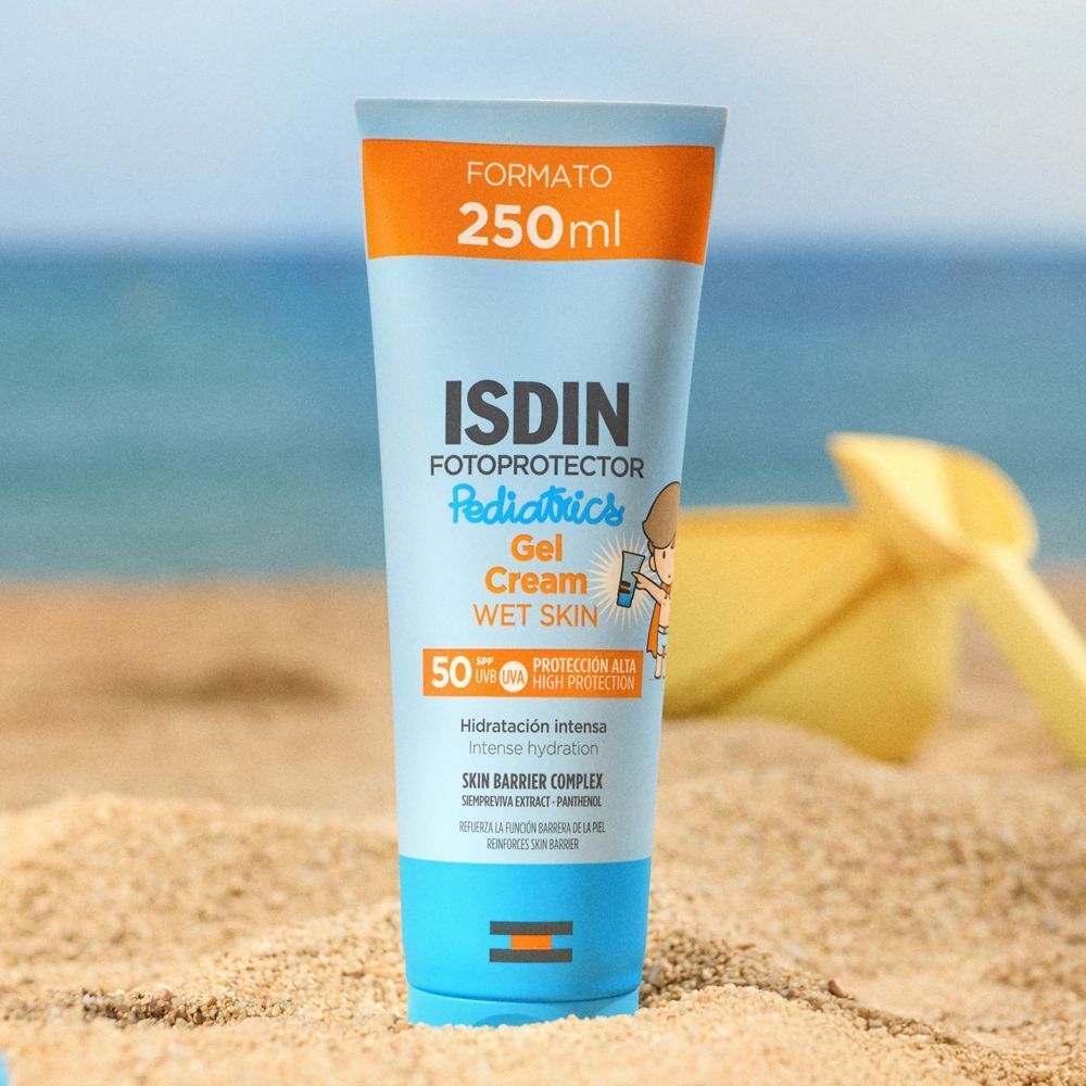 ISDIN Fotoprotector Pediatrics Gel Cream SPF50 (250ml) sulla spiaggia, con giochi da spiaggia.