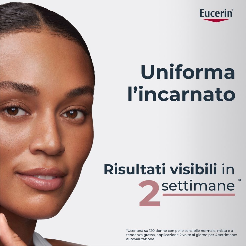 Donna con incarnato uniforme, che mostra Eucerin Anti-Pigment Siero Illuminante.