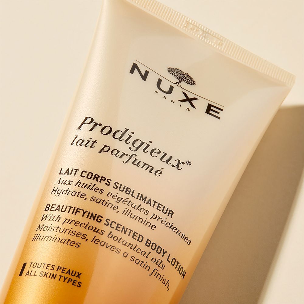 Primo piano di un flacone di Nuxe Prodigieux® Latte Corpo, 200ml.