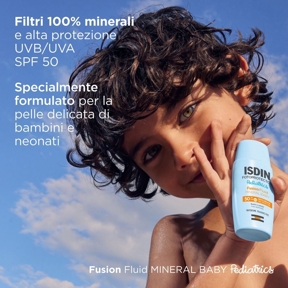 Bambino che tiene un flacone di protezione solare ISDIN Fotoprotector Pediatrics Fusion Fluid Mineral Baby, SPF 50.