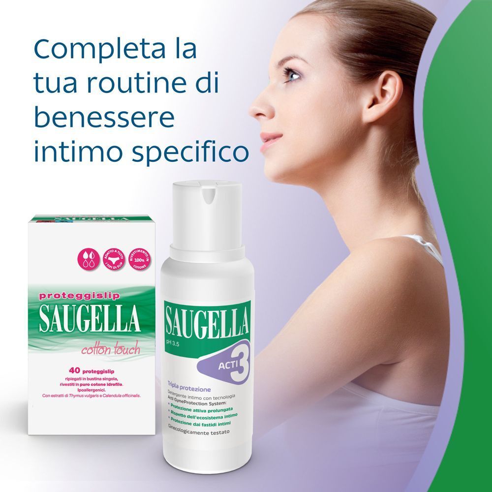 Donna accanto a un flacone SAUGELLA Attiva Acti 3 e una confezione di salvaslip, che illustrano una routine di benessere intimo.
