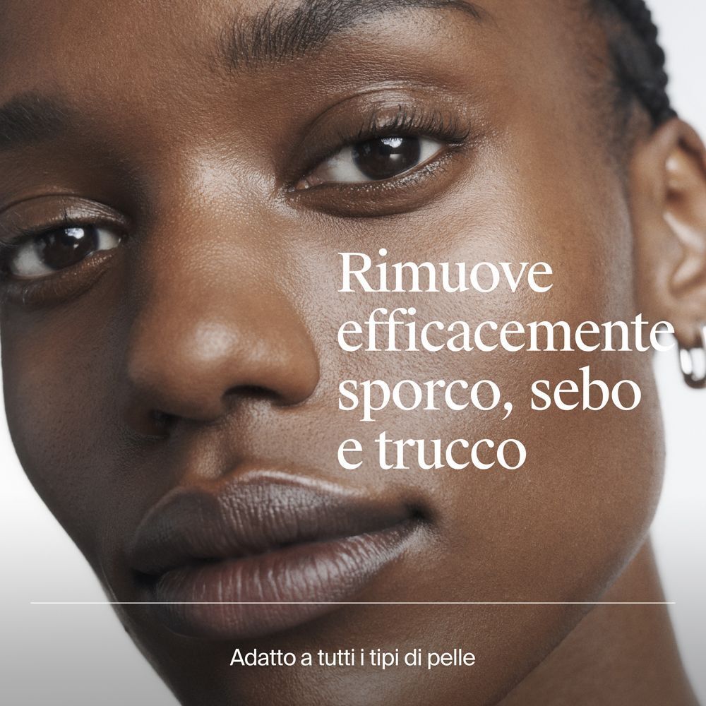 Primo piano di un viso che rimuove sporco e trucco.