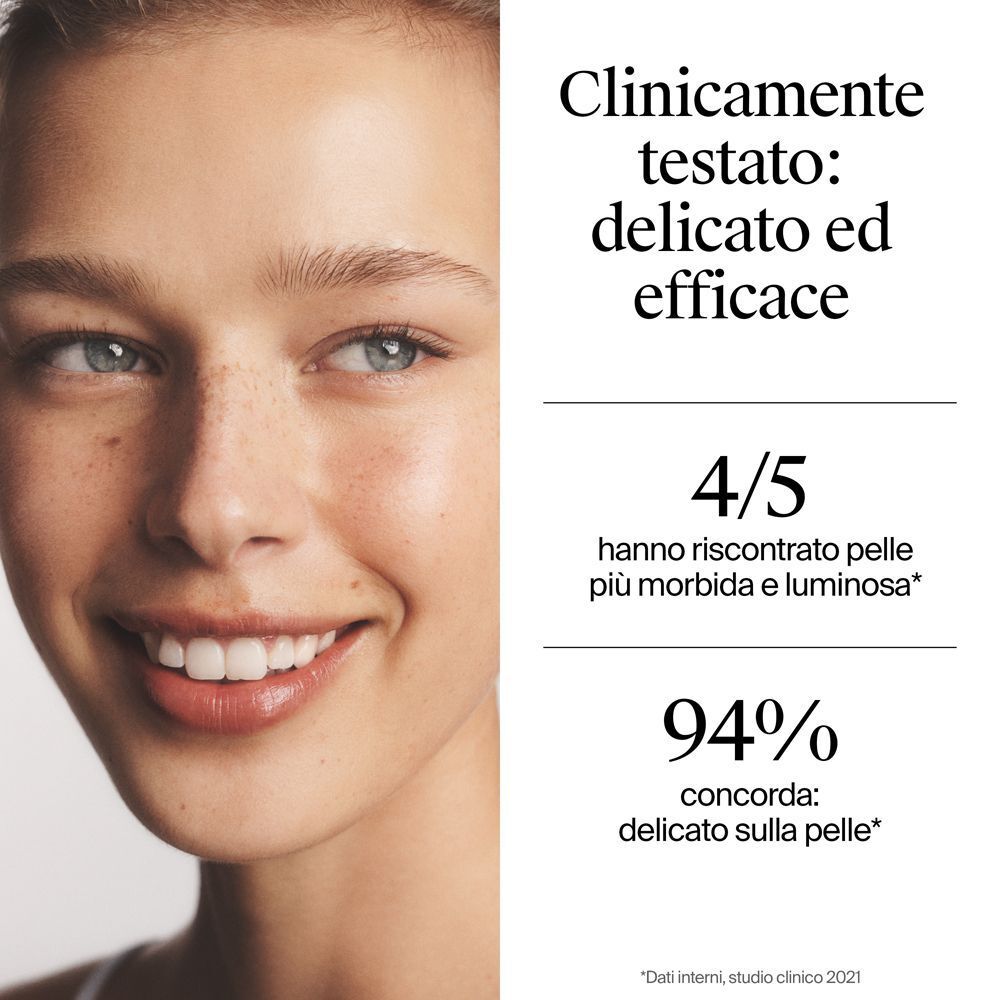 Donna sorridente con pelle pulita e luminosa.