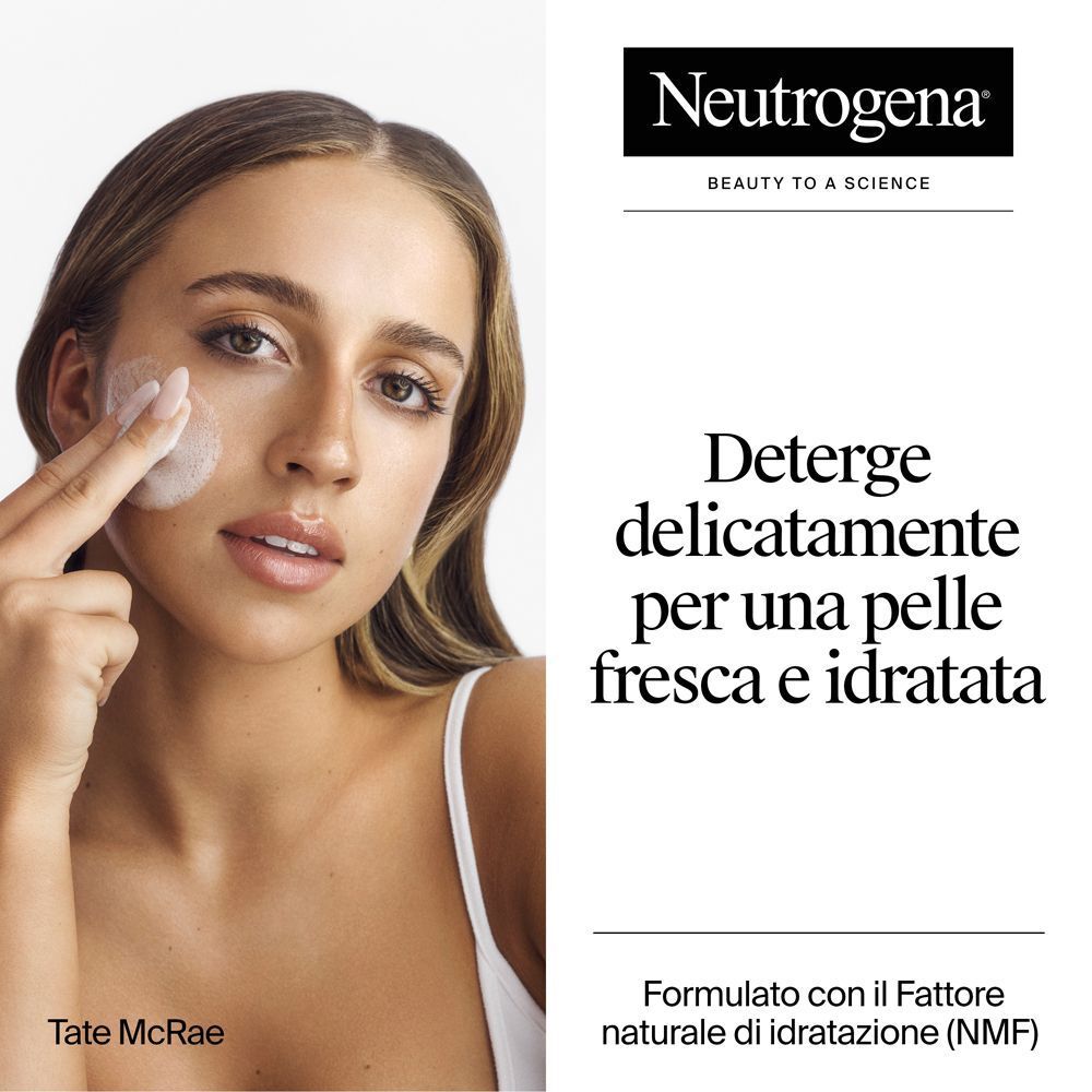Donna deterge il viso con gel schiumogeno per una pelle fresca e idratata.