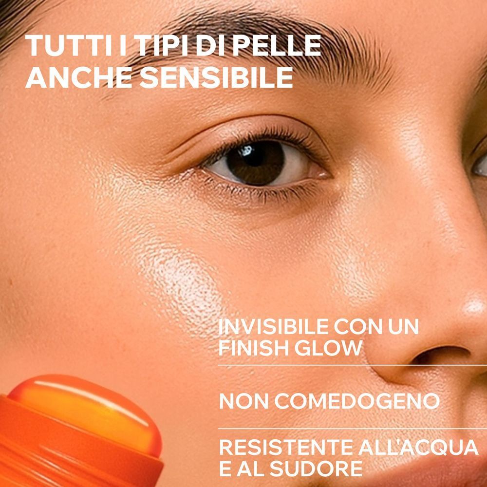 Primo piano di un viso che utilizza uno stick solare invisibile URIAGE BARIESUN con finish glow.