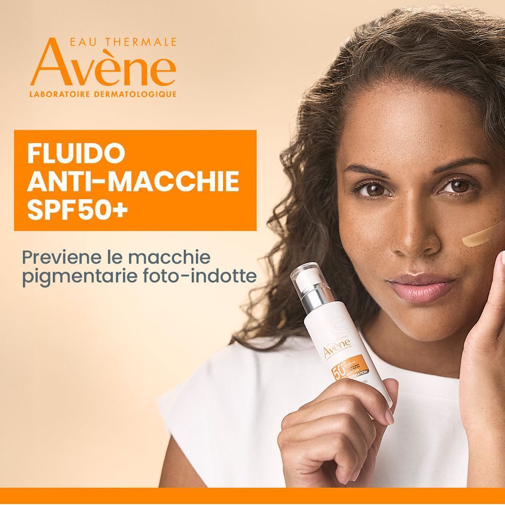 Donna con Eau Thermale Avène Fluido Anti-Macchie SPF 50+.