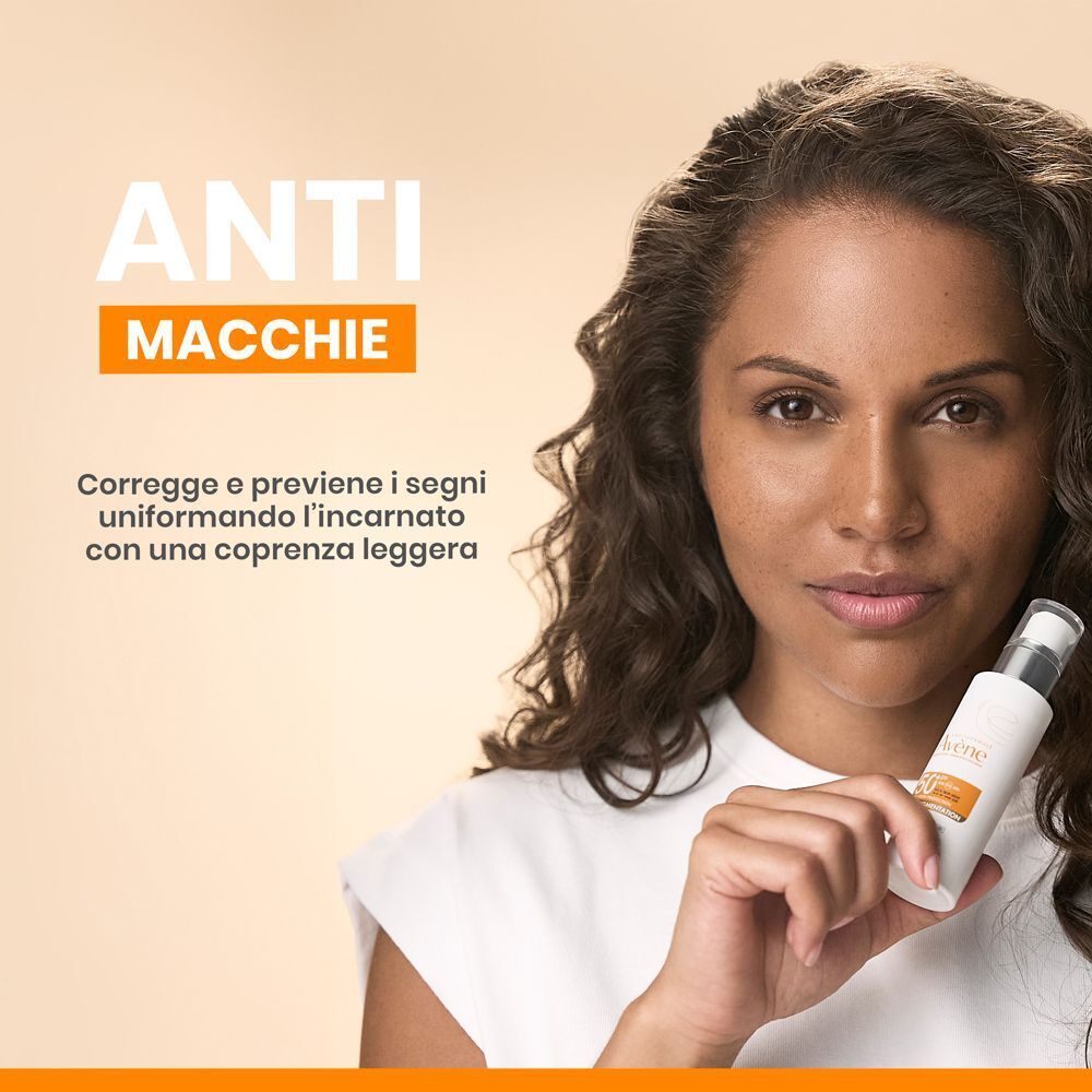 Donna con fluido Avène SPF 50+ protezione anti-macchie.