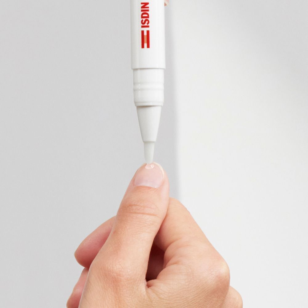 Punta della penna ISDIN Si-Nails Micoxpert su un'unghia. Trattamento antifungino per unghie.