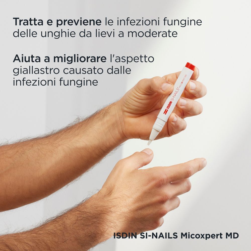 Mani con penna ISDIN Si-Nails Micoxpert per il trattamento delle unghie. Tratta le infezioni fungine.