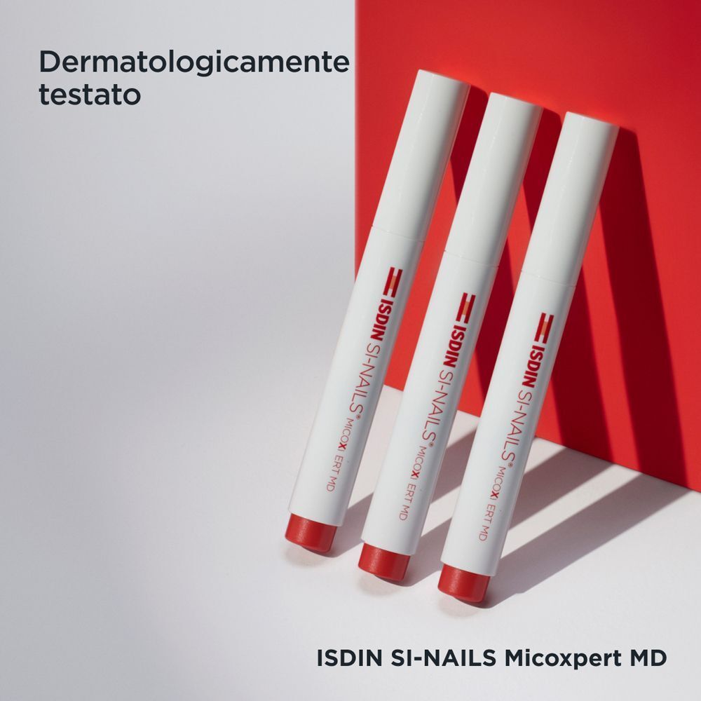Tre penne ISDIN Si-Nails Micoxpert una accanto all'altra. Trattamento unghie testato dermatologicamente.