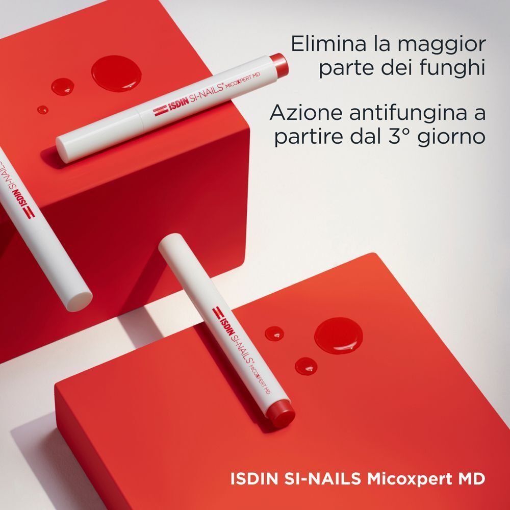 Tre penne ISDIN Si-Nails Micoxpert su cubi rossi con gocce di liquido rosso.