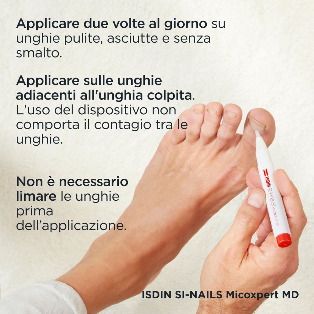 Primo piano di un piede, una mano applica ISDIN Si-Nails Micoxpert su un'unghia del piede.