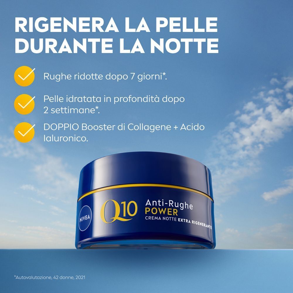 Vasetto di Nivea Q10 Crema Notte Anti-Rughe Power su sfondo di cielo blu.