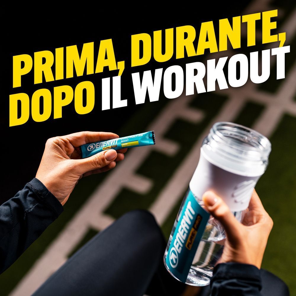 Mani che tengono una bustina Enervit Pure-Pro Electrolytes Boost e una bottiglia d'acqua prima dell'allenamento.
