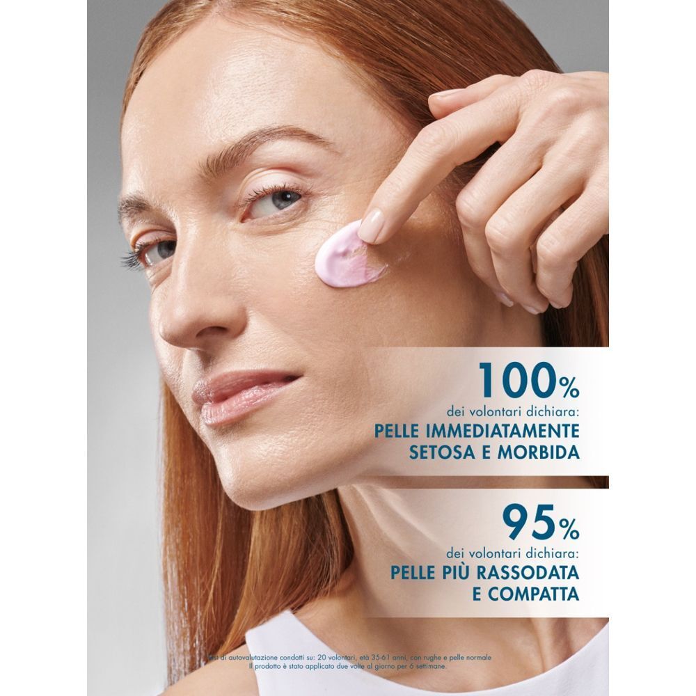 Una donna applica MIAMO Longevity Cell Care Soft Satin Cream sul viso, con testo su pelle setosa e morbida.