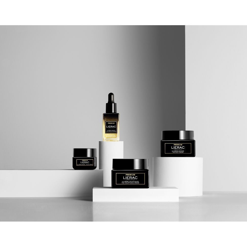 Diversi prodotti per la cura della pelle Lierac Premium, inclusi vasetti e un siero.