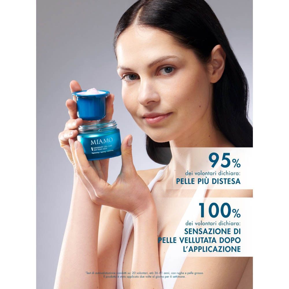 Una donna che tiene un vasetto di MIAMO Longevity Cell-Care Light Velvet Cream.