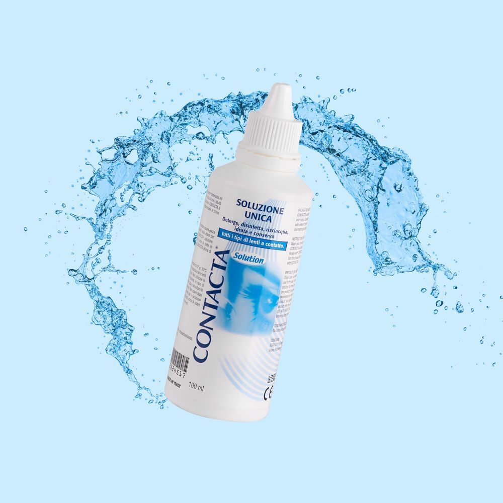 Un flacone di Contacta® Soluzione Unica per lenti a contatto (100 ml) con spruzzi d'acqua.