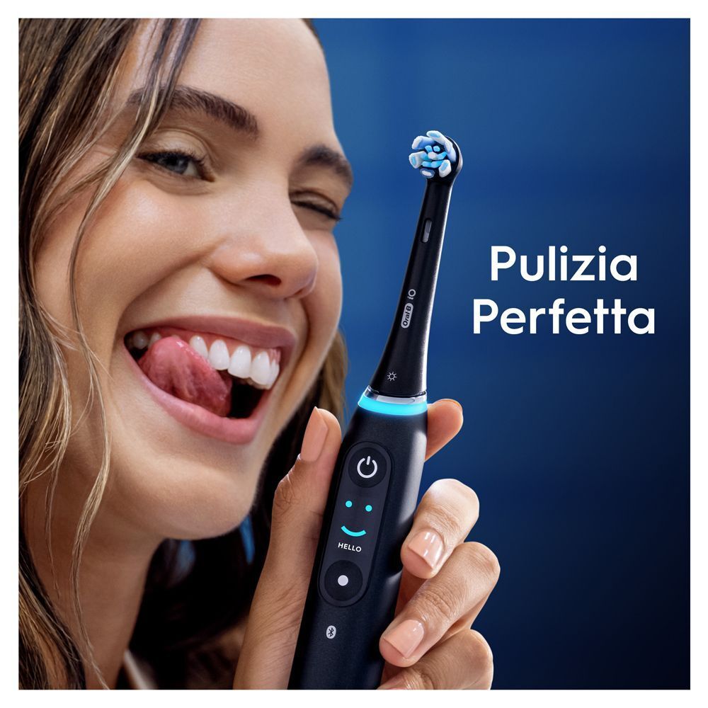 Donna con pulizia perfetta grazie allo spazzolino Oral-B iO con testina nera.
