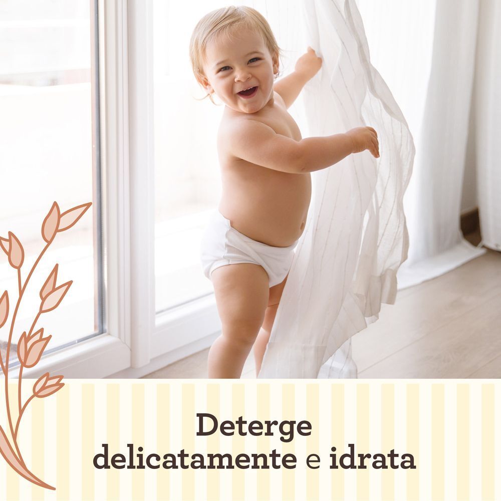 Bambino che gioca con le tende, deterge e idrata.