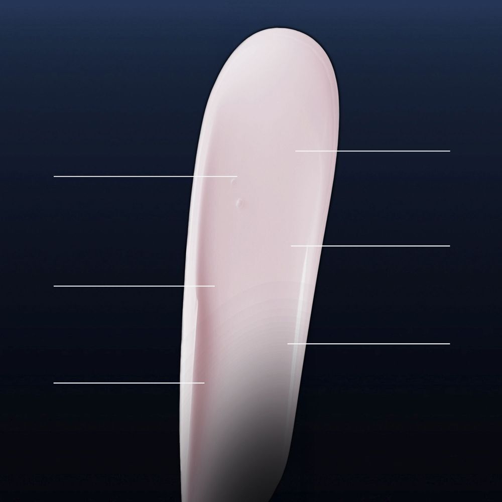 Un campione di texture del balsamo labbra Filorga Hyalu-Filler su sfondo scuro.
