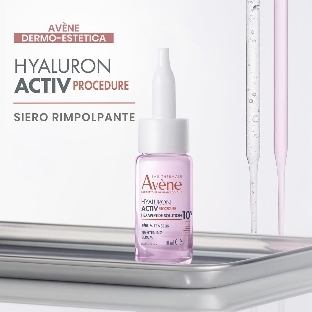 Un flaconcino di siero Eau Thermale Avène Hyaluron Activ Procedure su un vassoio metallico, pipette sullo sfondo.