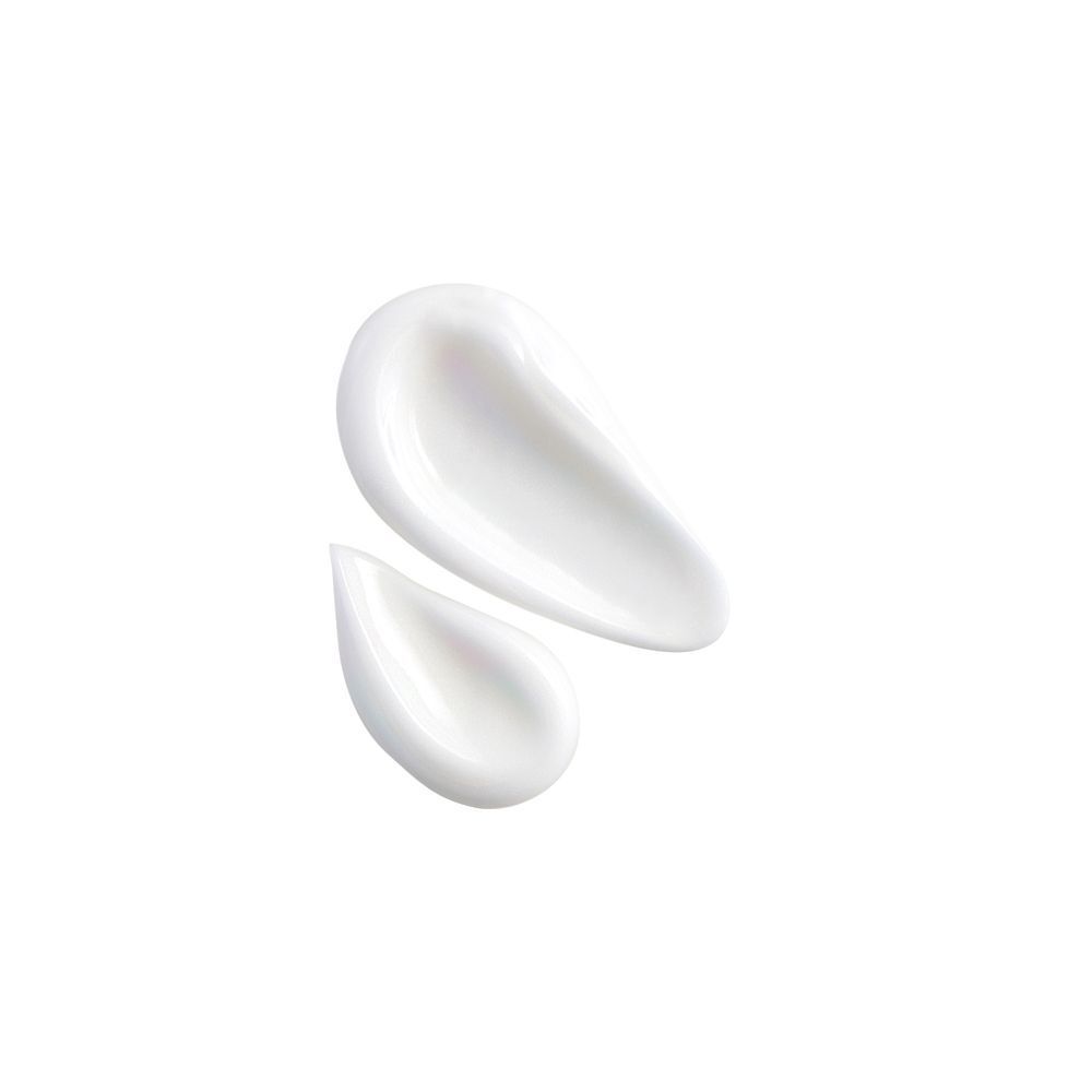 Due macchie di crema bianca su sfondo bianco.