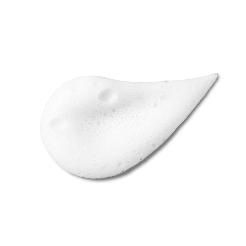 Una macchia di schiuma detergente bianca e spumosa su sfondo bianco.