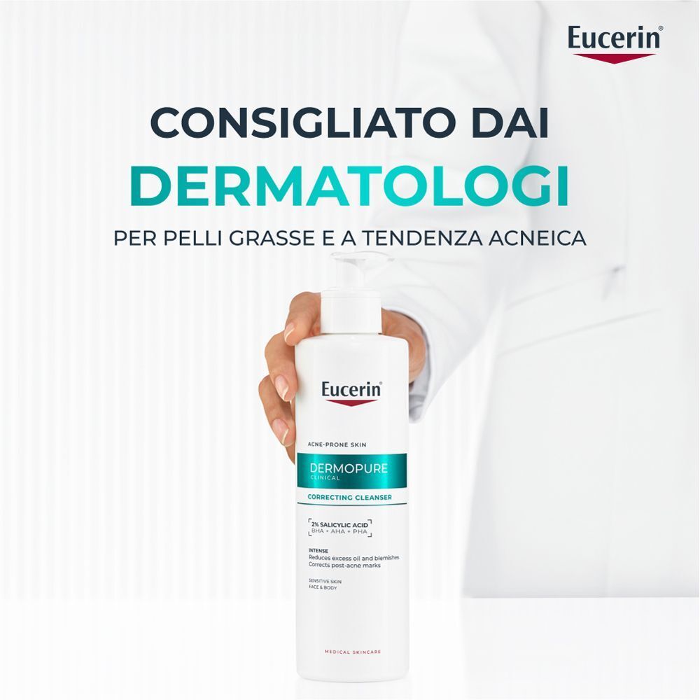 Una mano tiene un flacone di detergente Eucerin Dermopure. Testo: Consigliato dai dermatologi per pelli grasse e a tendenza acneica.