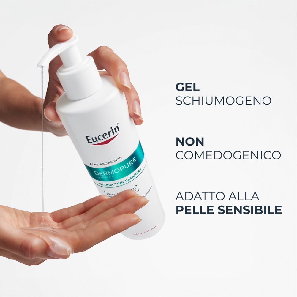 Una mano preme il beccuccio di un detergente Eucerin Dermopure, la schiuma scorre nell'altra mano. Testo: Gel schiumogeno, non comedogenico, adatto alla pelle sensibile.