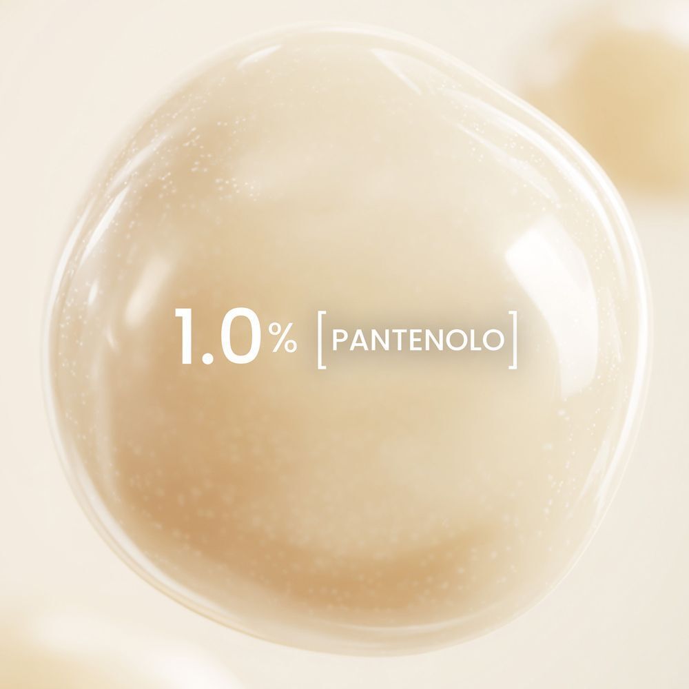 Macro di una goccia di skincare con indicazione 1.0% Pantenolo.