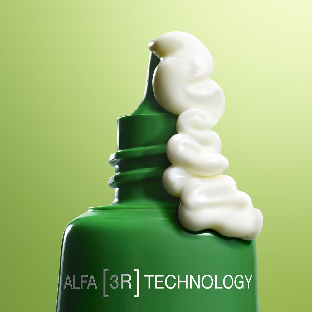 Primo piano dell'erogatore di un tubetto verde con crema Nuxe Nuxuriance Ultra, con scritta 'ALFA [3R] TECHNOLOGY'.