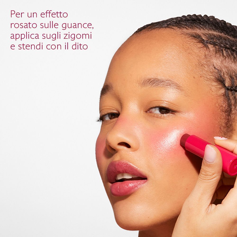 Una donna applica il balsamo labbra colorato Caudalie come fard.