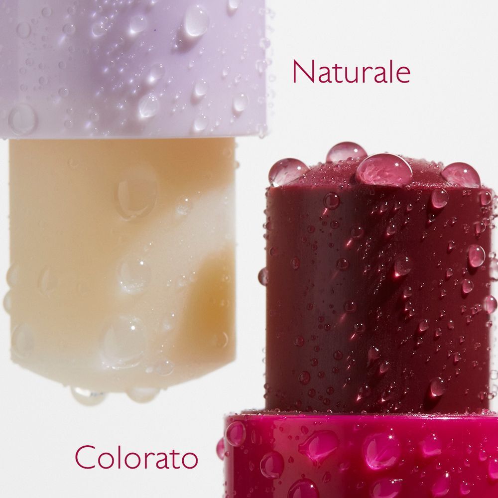 Due balsami labbra Caudalie: uno naturale, uno colorato, con gocce d'acqua.