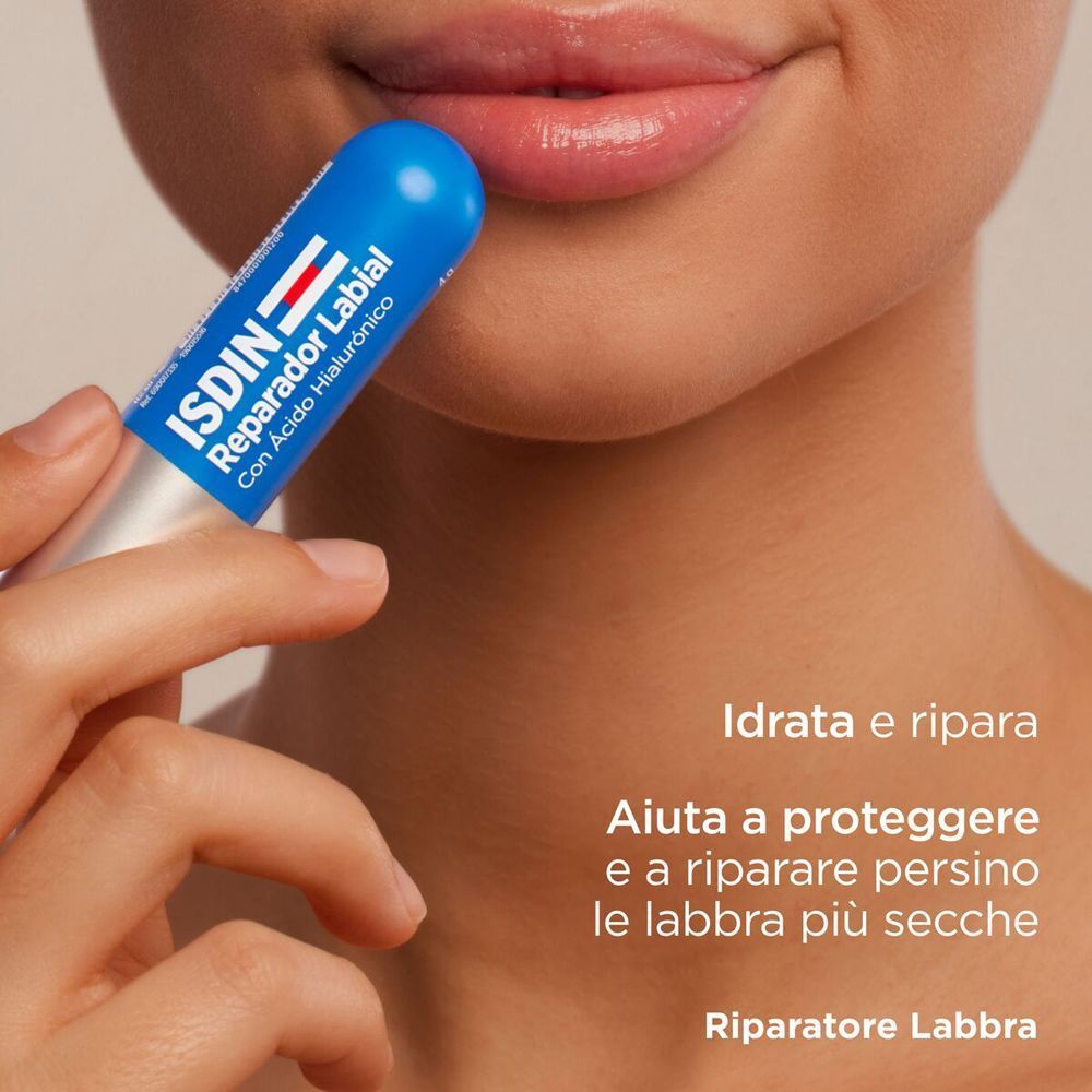 Stick balsamo labbra ISDIN applicato sulle labbra. Idrata e ripara.