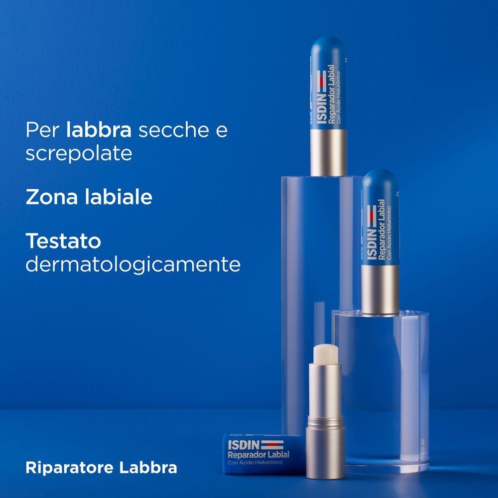Due stick balsamo labbra ISDIN su supporti acrilici, un altro stick accanto.