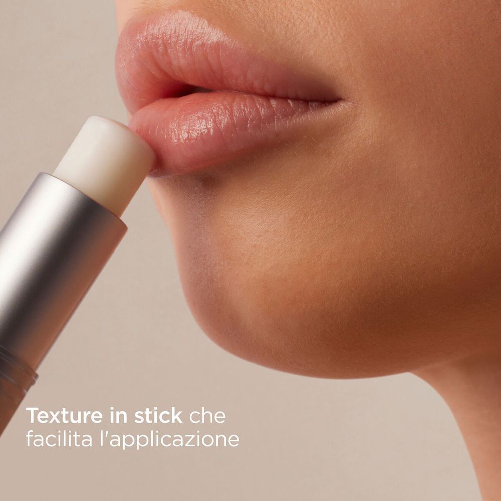 Primo piano: stick balsamo labbra ISDIN applicato sulle labbra.
