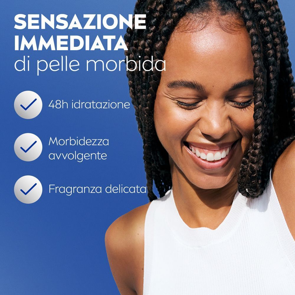 Donna sorridente con pelle morbida, crema corpo Nivea per 48h di idratazione.