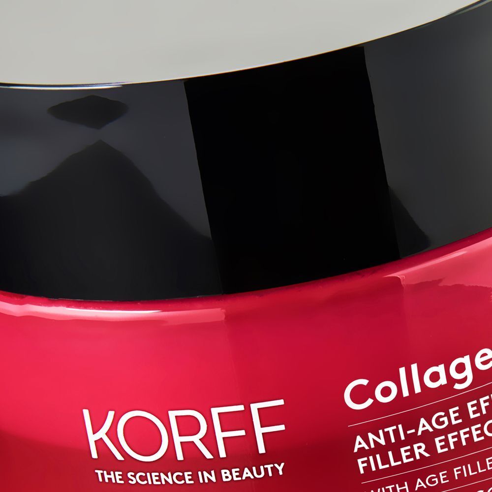Primo piano del vasetto rosso e del coperchio nero della crema viso KORFF Collagen Age Filler.