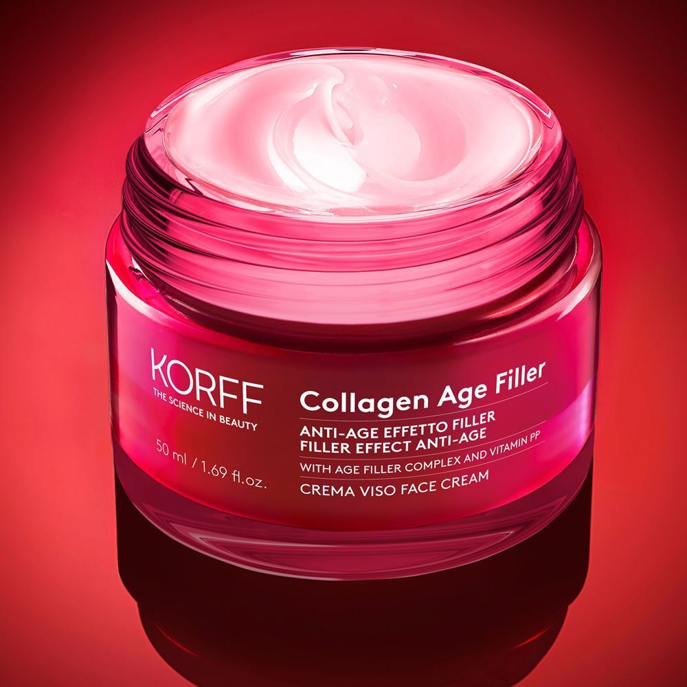 Vasetto aperto di crema viso KORFF Collagen Age Filler, texture cremosa, vetro rosso.
