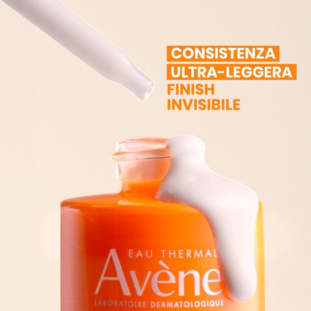 Primo piano del collo del flacone Eau Thermale Avène Ultra Siero SPF50+, siero che gocciola dal contagocce.