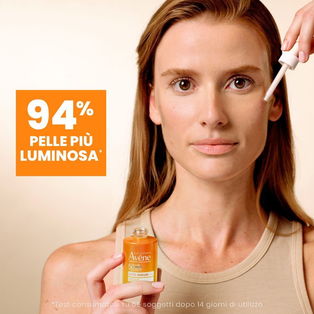 Donna tiene Eau Thermale Avène Ultra Siero SPF50+. Testo: "94% PELLE PIÙ LUMINOSA"
