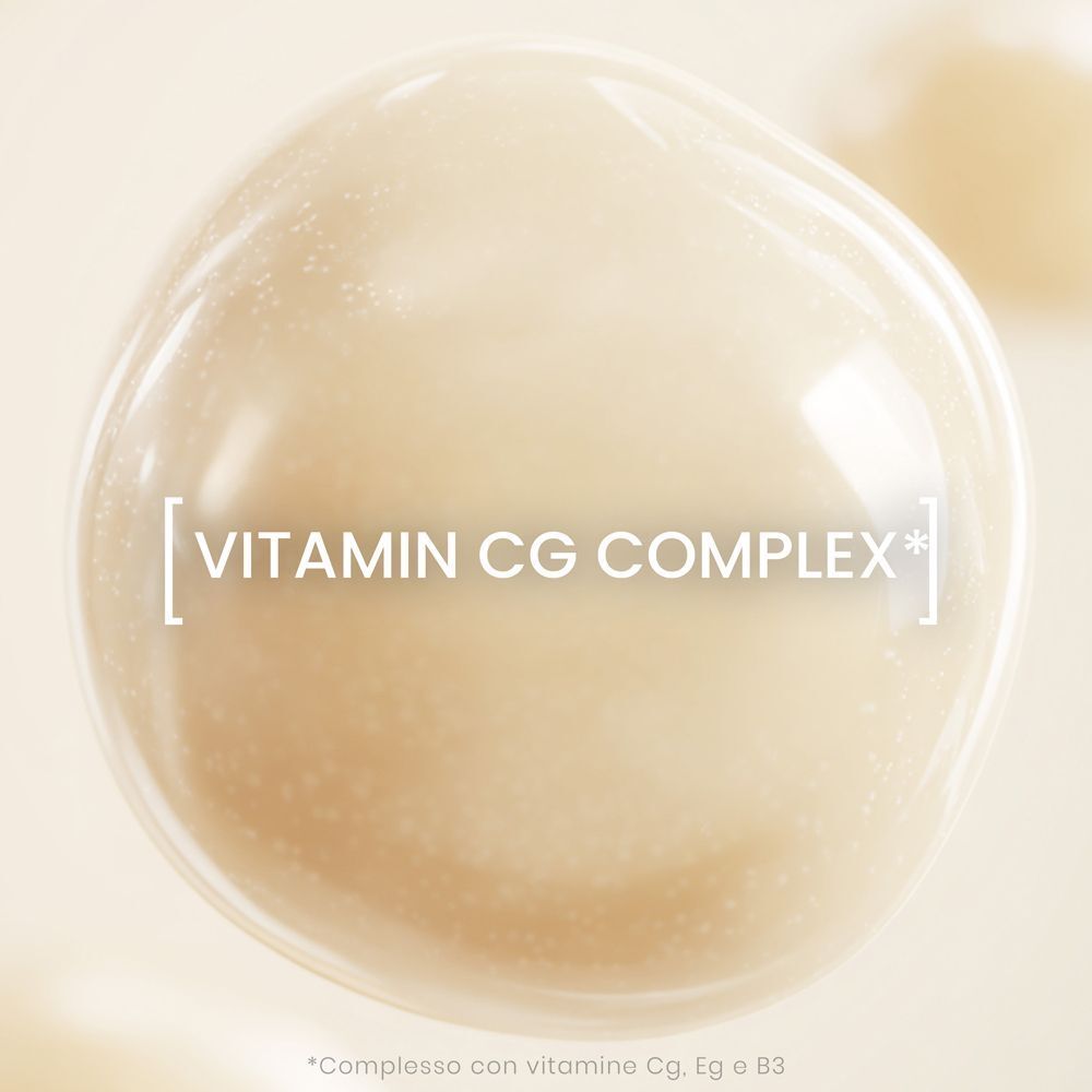 Macro di una goccia di liquido con scritta "VITAMIN CG COMPLEX".