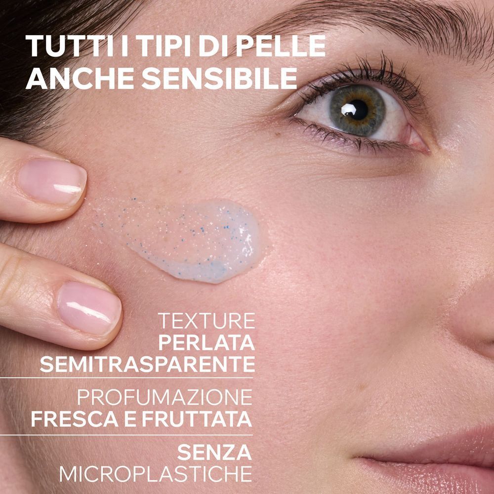 Viso con gelée gommage delicato. Texture perlacea, semitrasparente. Profumazione fresca. Senza microplastiche.