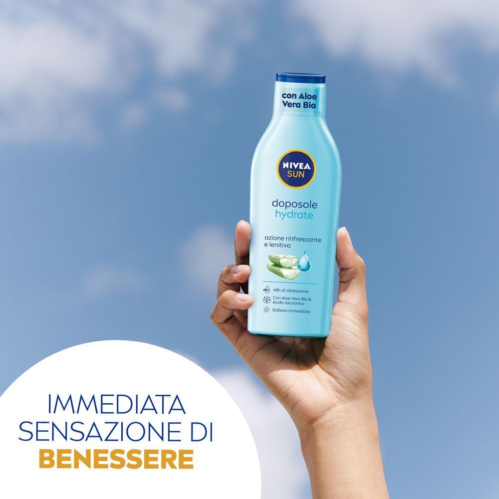 Mano che tiene Nivea Sun Latte Doposole Hydrate per una sensazione di benessere.